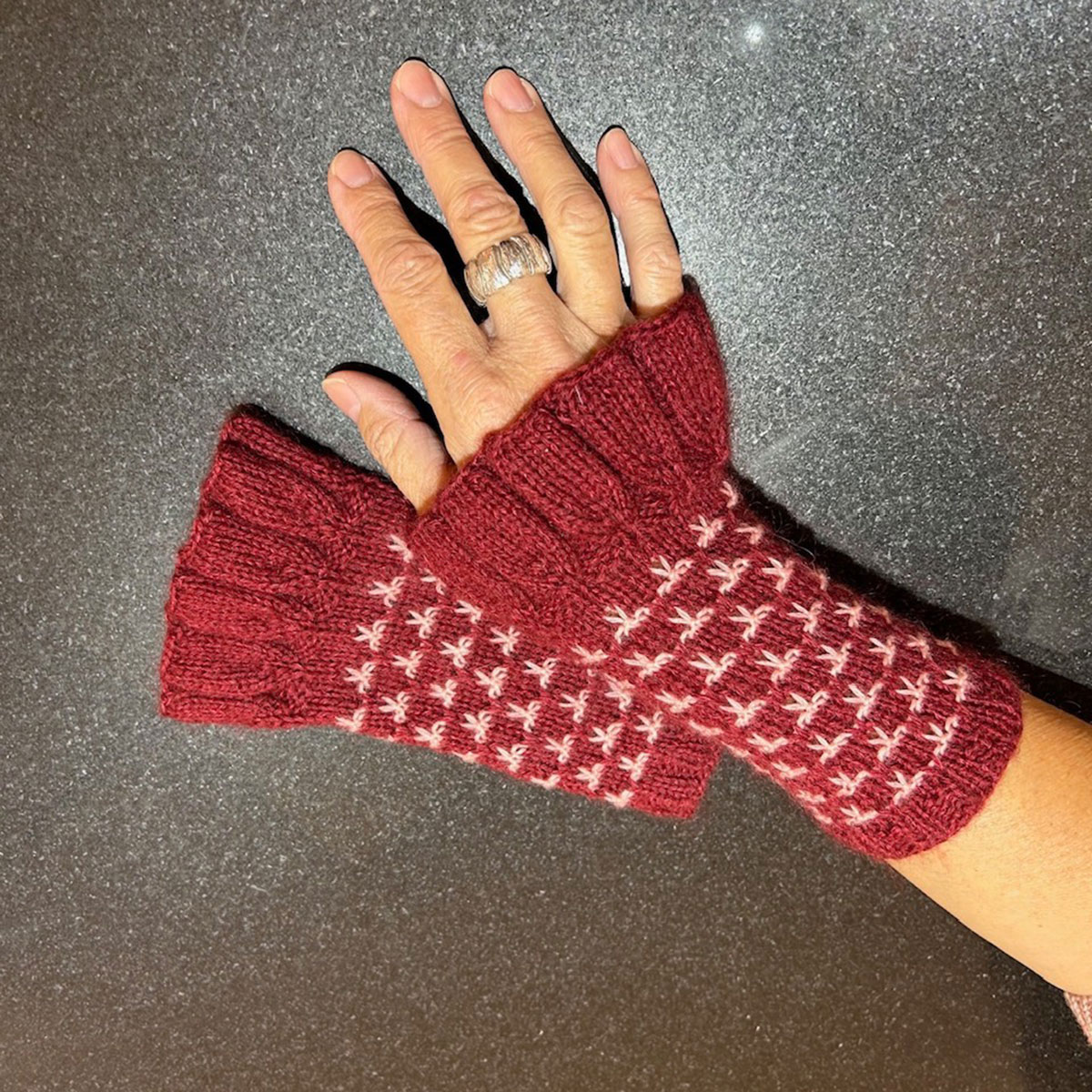 T.23-27_ANL-23-27 Strickanleitung Pulswärmer Birgit