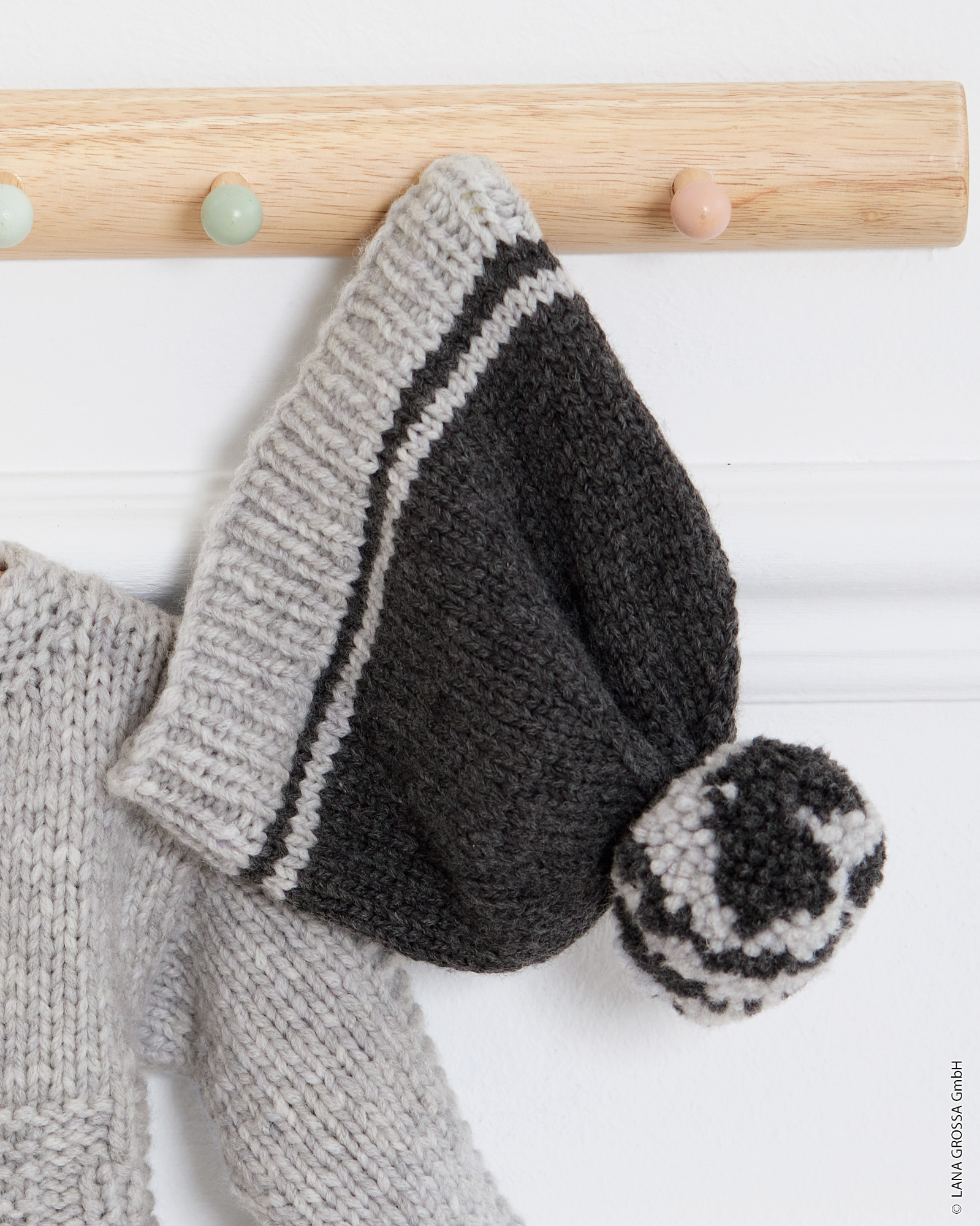 9460820_M25_S1-ZWEIFARBIGE MÜTZE MIT BOMMEL - Cool Merino Big